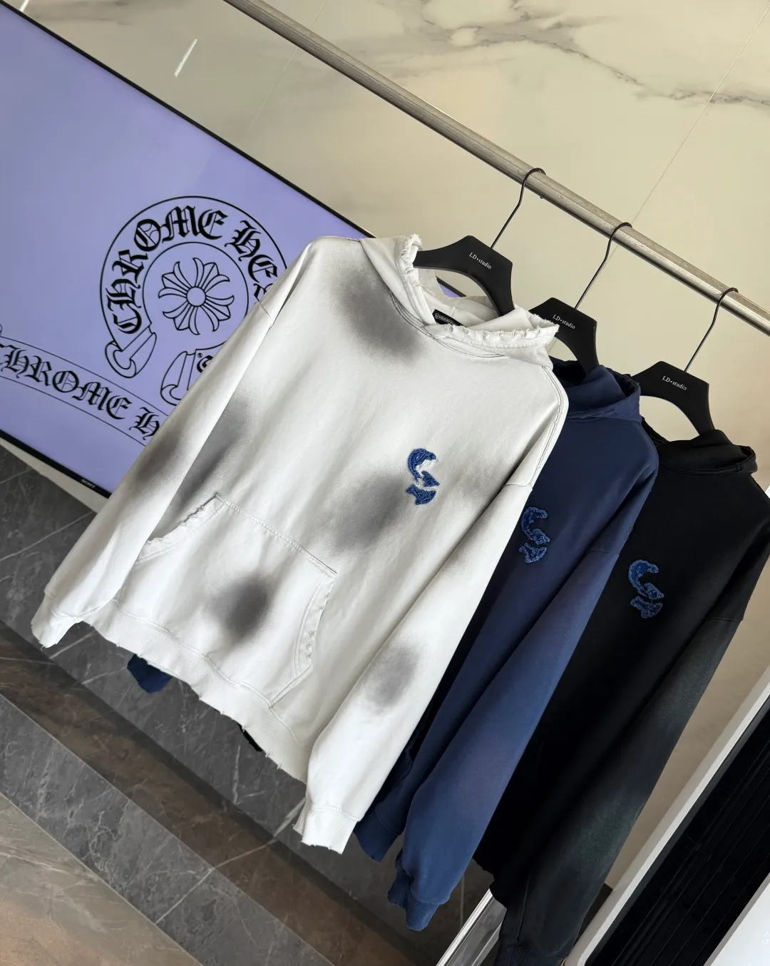 P320 🔥🔥🔥ceiling level 𝗖𝗵𝗿𝗼𝗺𝗲 𝗛𝗲𝗮𝗿𝘁𝘀/Cro Heart 2025 cross patch embroidery summer new original single counter American acid washed distressed laser burnt patch embroidery couple casual hooded sweatshirt 👑The highest version! Customized fabric 440g tripe terry fabric! American acid-washed and distressed original fabric laser burnt ✟appliqué embroidery and exquisite embroidery of letters! The best-selling model at the counter. It is very comfortable to wear. It is low-key yet luxurious. It is very classy when worn. The large size and tailoring are needless to say. The upper body is exquisite and vivid. 👍High-end first-class materials. A truly palace-level product. The cotton from Turkey is of outstanding quality. After heavy washing, the clothes are very soft! Not picky, the upper body is absolutely stylish and extremely luxurious. Auxiliary materials: The original model has been authenticated and labeled ➕100% silk washed with water label. Genuine purchase-grade original hangtag➕matching hanging rope➕3D hanging beads➕original packaging bag. Craftsmanship: The original version has consistent wiring! The highest version of the armhole matching technique! Countless times of pattern making to 100% restore the original appearance! The correct version is the same for men and women, super eye-catching, super good-looking, and super atmospheric! Color: White Black Royal Blue Size: S-XL